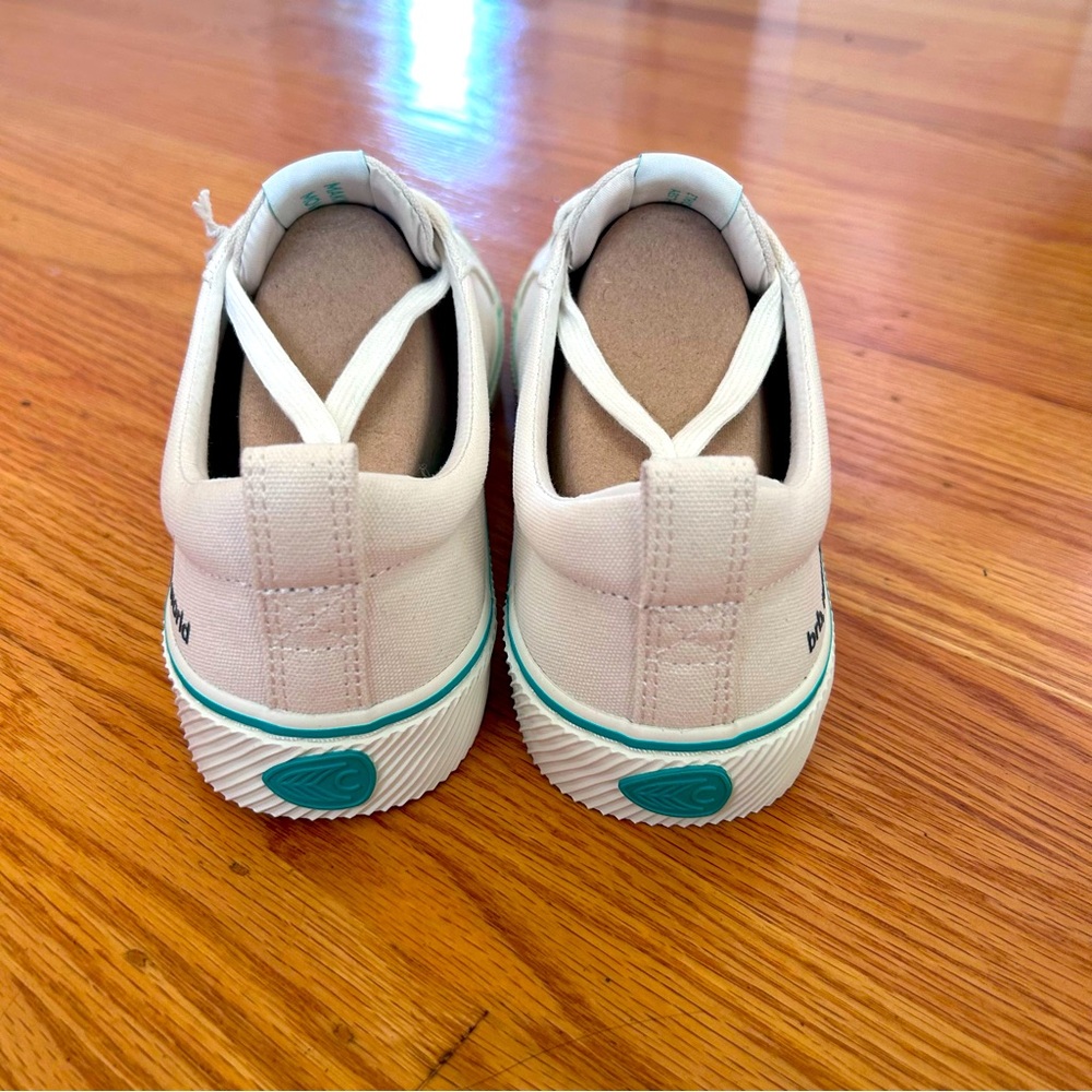 Cariuma The Skimm Low Cut Sneaker - Picture 4 of 7